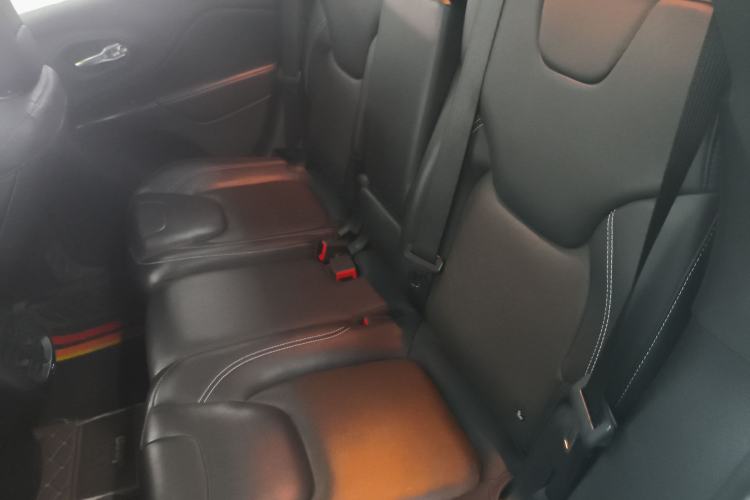 Used Jeep Cherokee 2020 2.0L Two-Wheel Drive Classic Sports Edition Interior 4