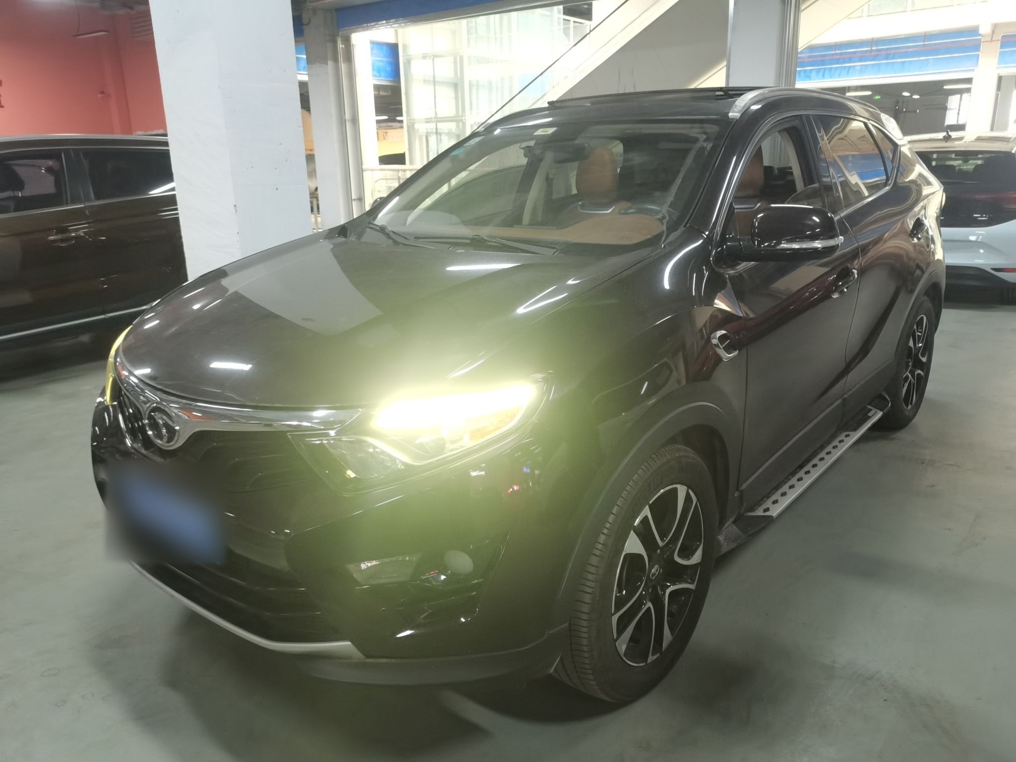 Под передней частью автомобиля