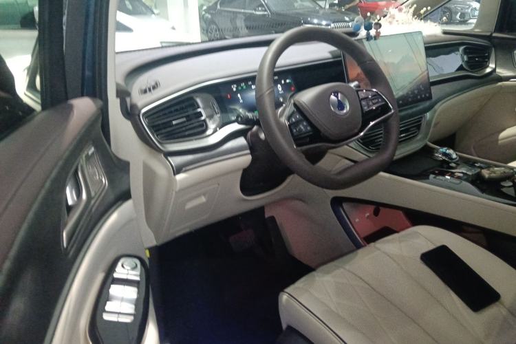 Used Denza D9 2024 DM-i 1050 Luxury Model
