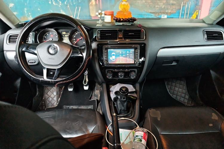 Used Volkswagen Sagitar 2015 1.6L Manual Comfort Model Center Console