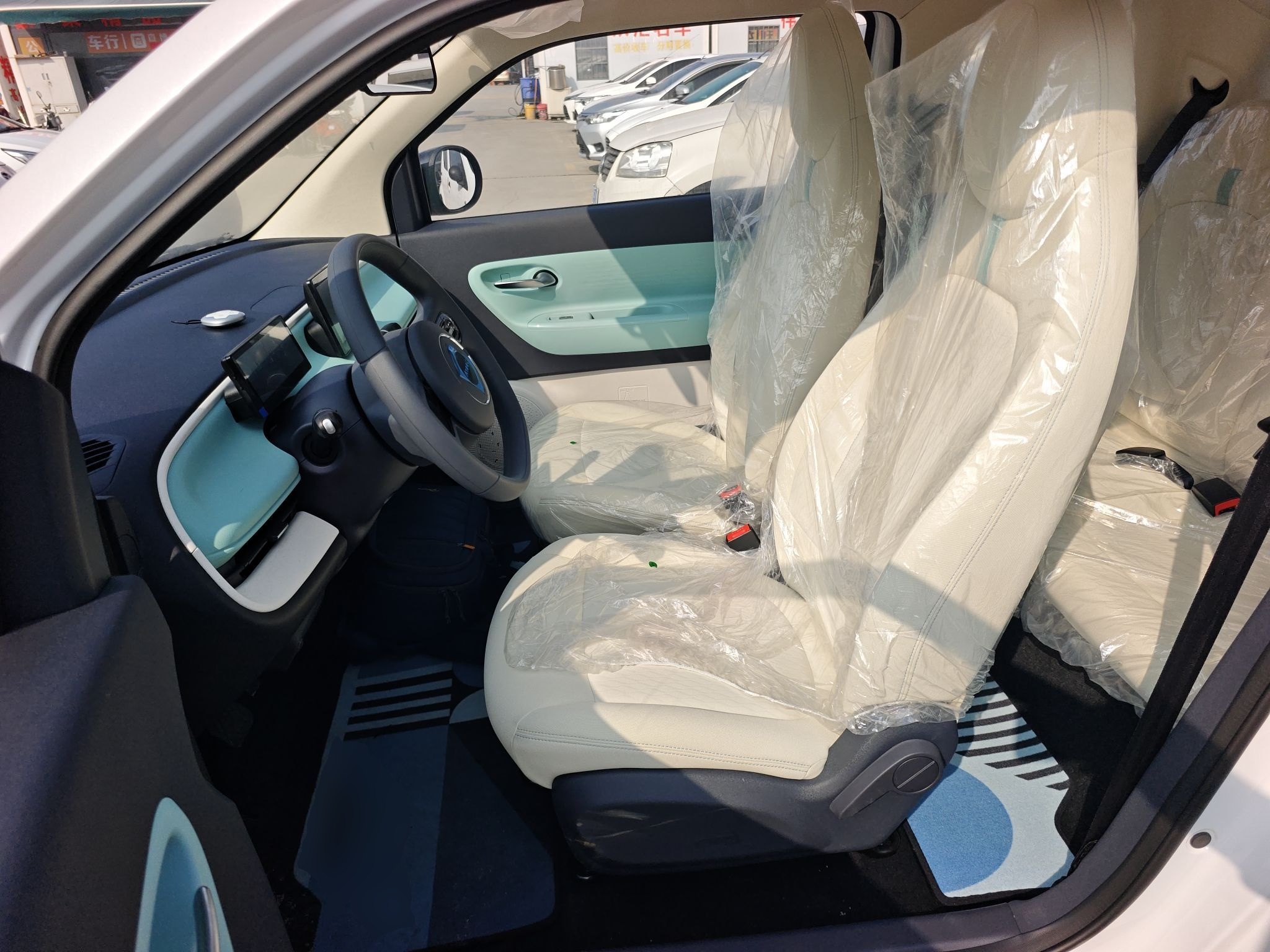 المقاعد الأمامية داخل السيارة