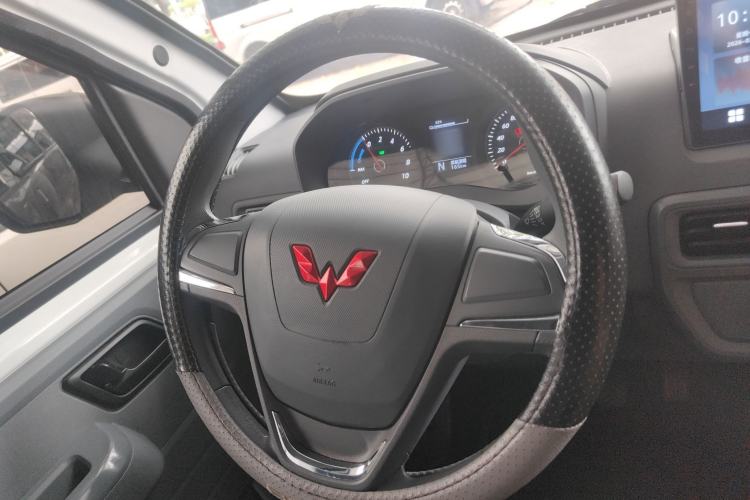 Used Wuling Yangguang 2024 300KM Comfort Version Passenger Van 75kW
