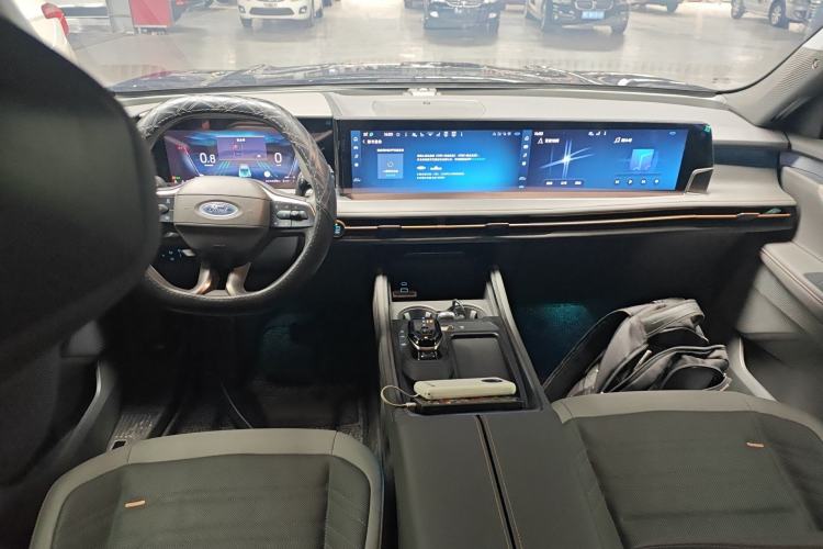 Used Ford Edge 2023 Ford Explorer L 2.0T EcoBoost Four-Wheel Drive 7-Seater Supreme Model Center Console