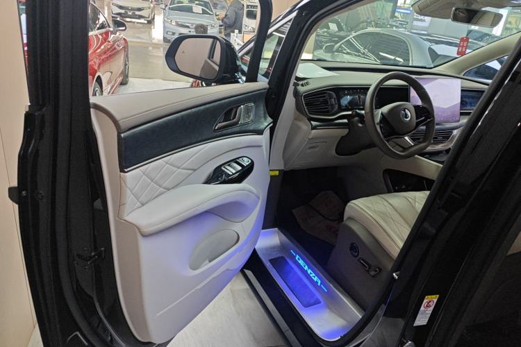 Used Denza D9 2022 DM-i 1040 Prestige Model
