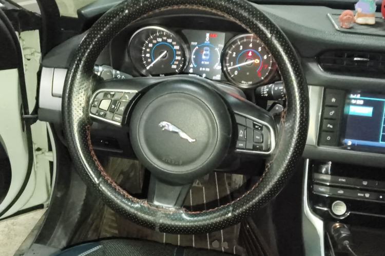 Used Jaguar XFL 2017 XFL 2.0T 200PS Elite Edition Steering Wheel