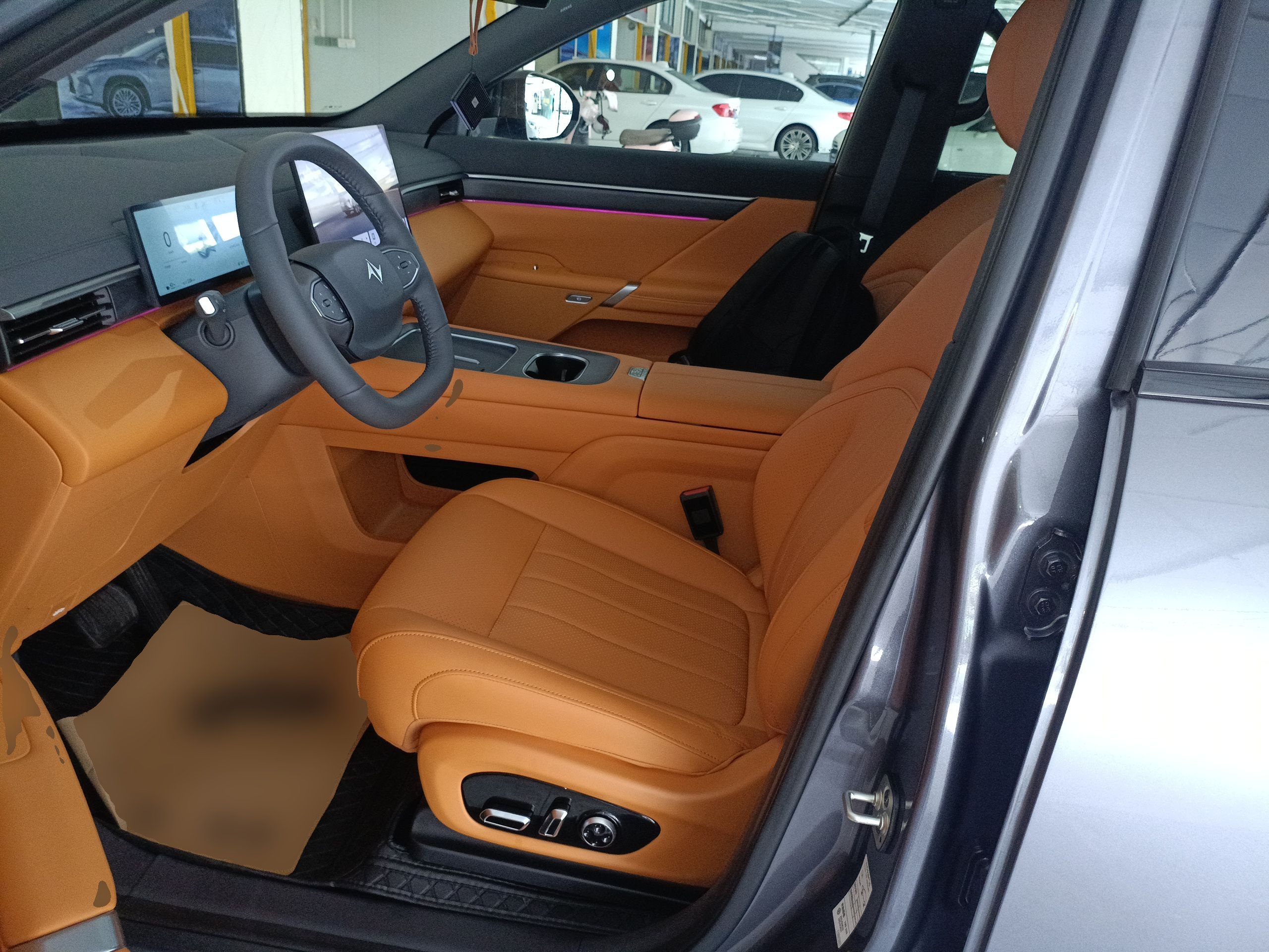 Переднее сиденье в автомобиле