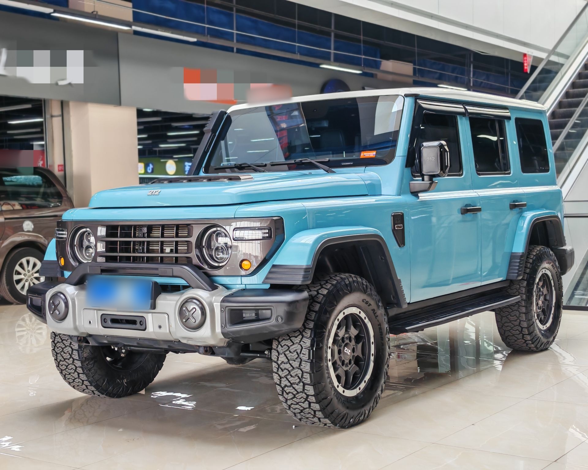 تحت مقدمة السيارة