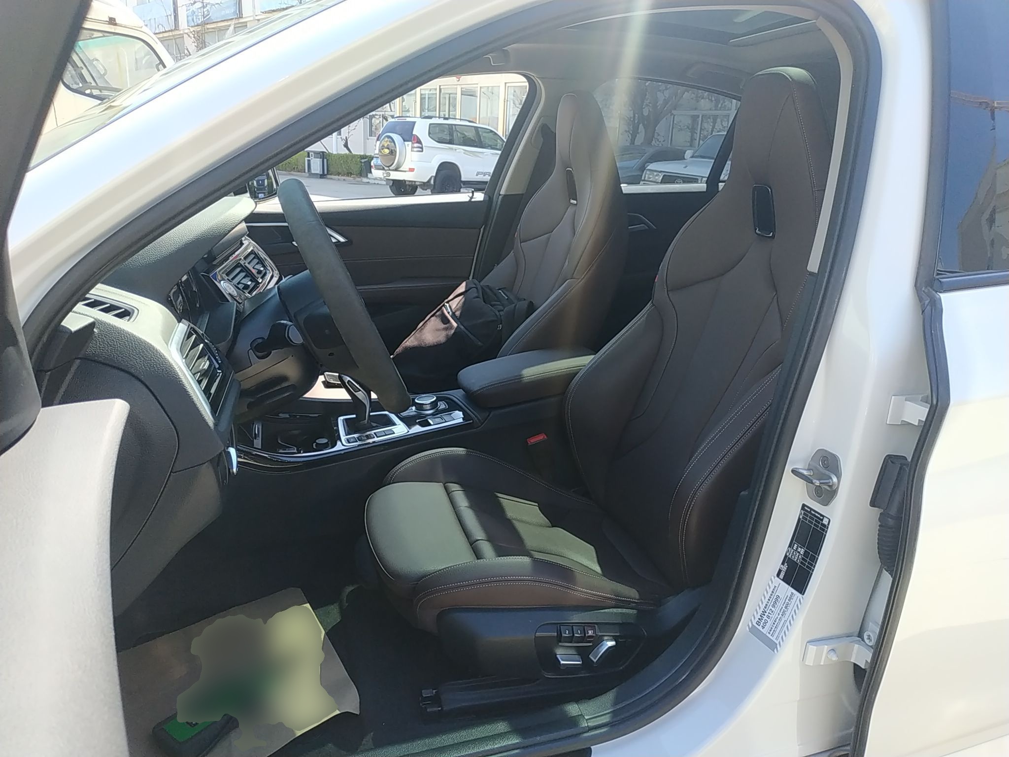 المقاعد الأمامية داخل السيارة