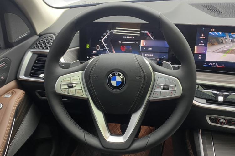 Used BMW X7 2024 xDrive40i Luxury Package – Leading Model Steering Wheel