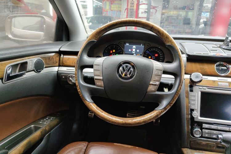 Used Volkswagen Phaeton 2011 4.2L V8 4-seat Extended-Range Individual Edition