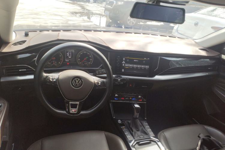 Used Volkswagen Passat 2020 Facelift 330TSI Elite Edition China VI Standard Center Console