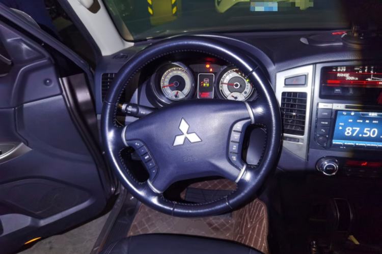 Used Mitsubishi Pajero 2016 3.0L Automatic Luxury Version China V Standard Steering Wheel