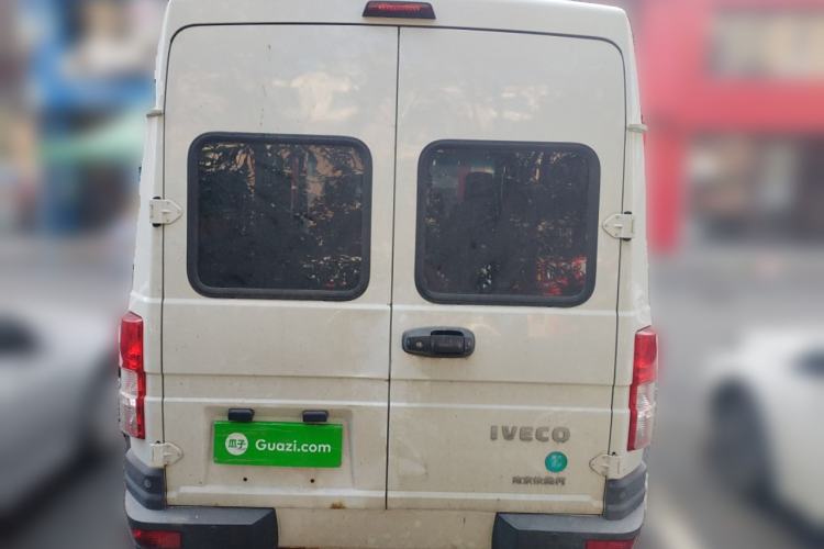 Used Iveco Daily 2021 2.5T A35 M1 Passenger Van 5-9 Seater Short Wheelbase Mid-Roof Design Dual Tires Side Sliding Door
