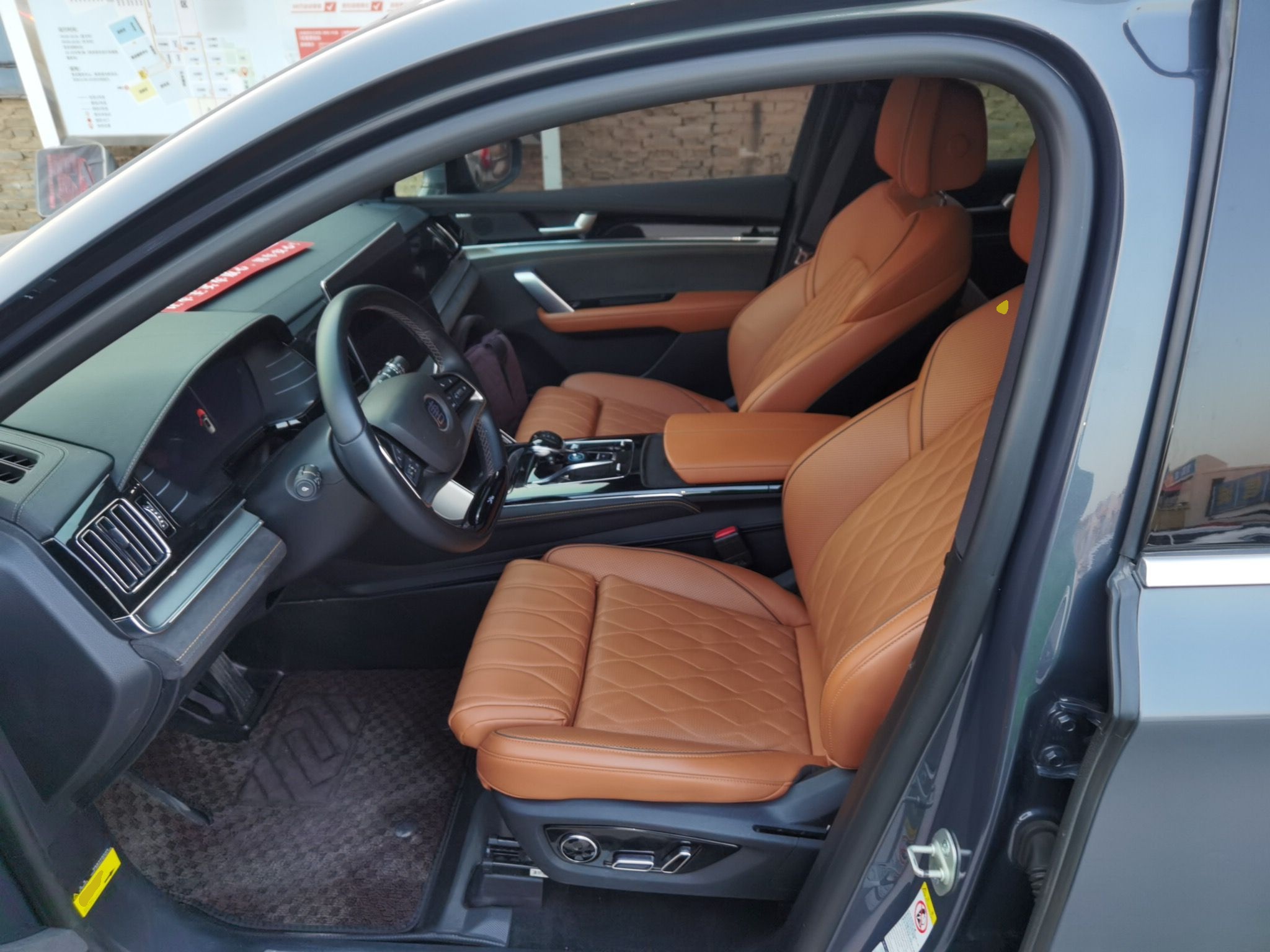 Переднее сиденье в автомобиле