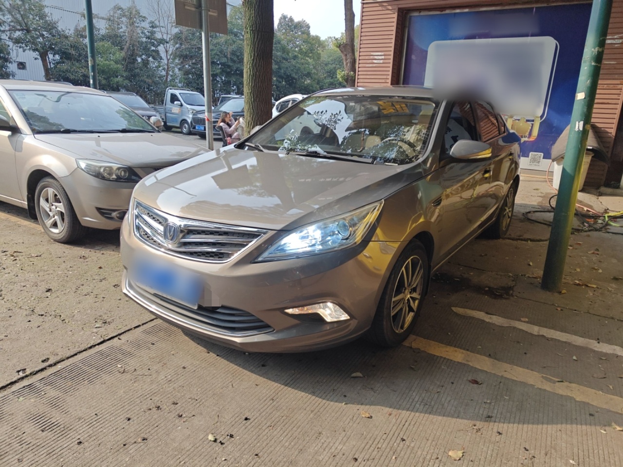 Под передней частью автомобиля