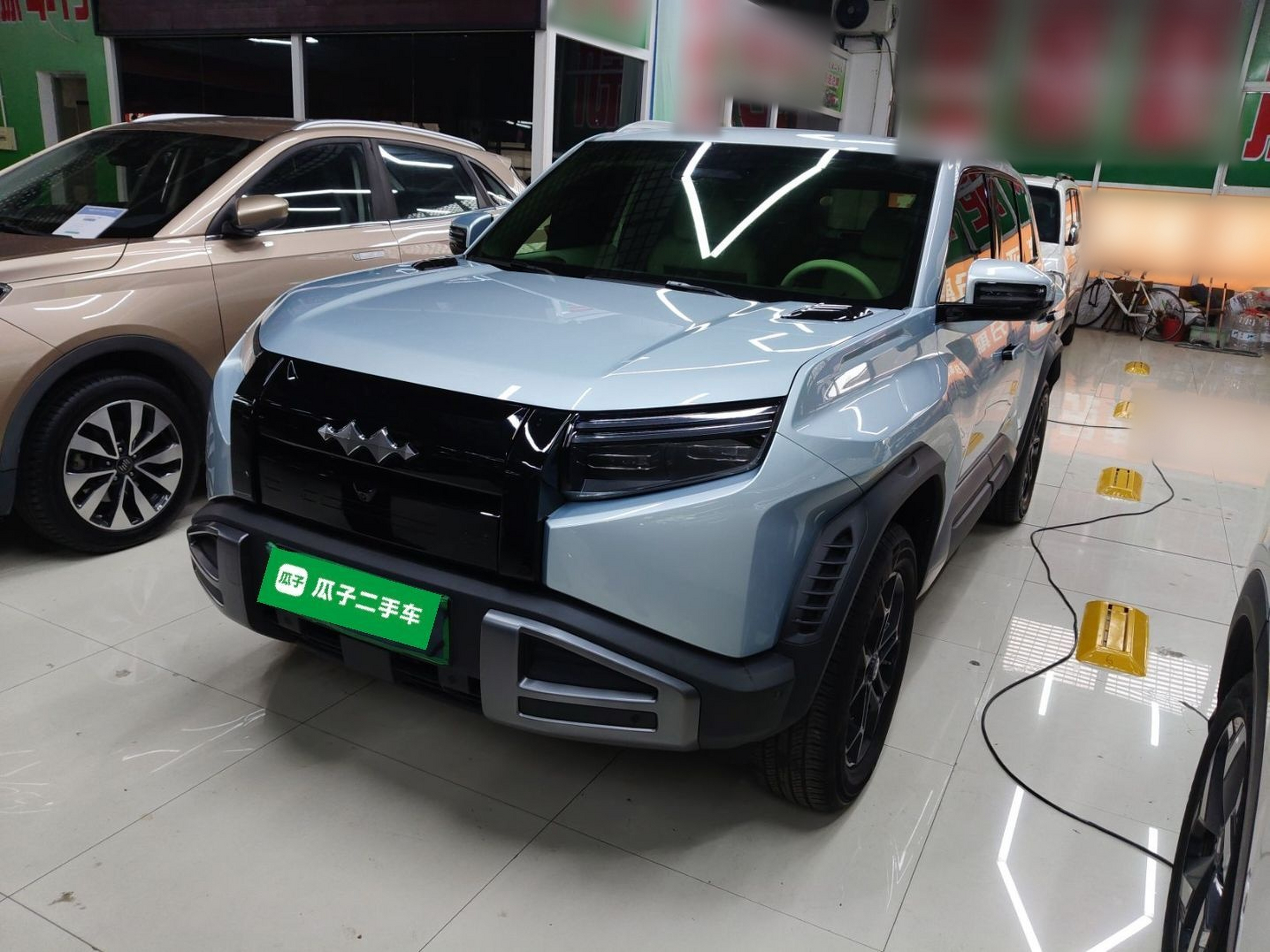 Под передней частью автомобиля