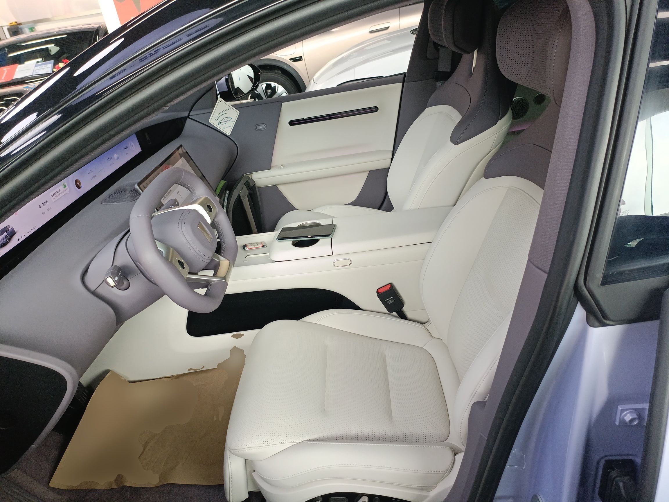 المقاعد الأمامية داخل السيارة