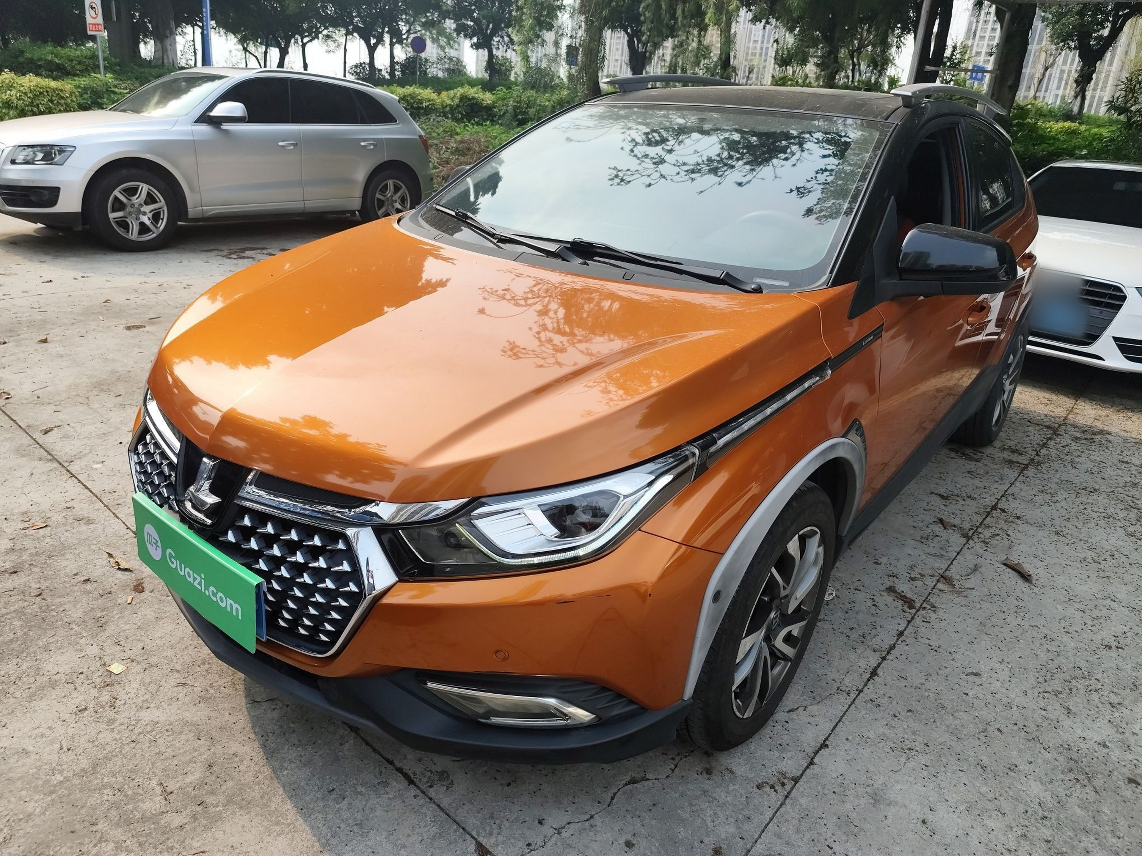 Под передней частью автомобиля