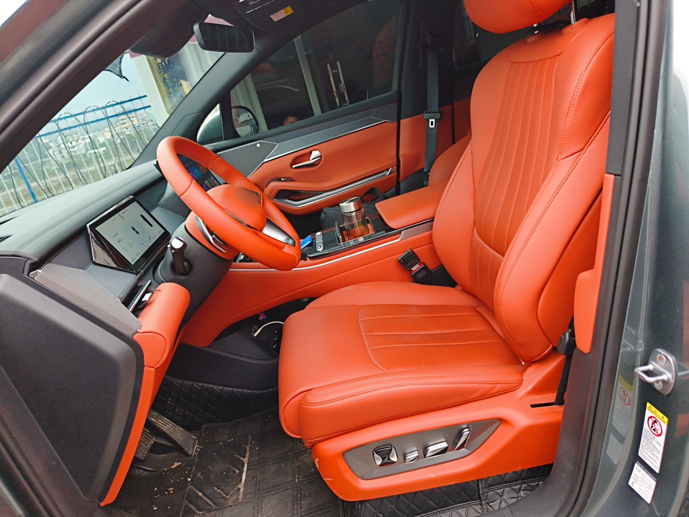 Переднее сиденье в автомобиле