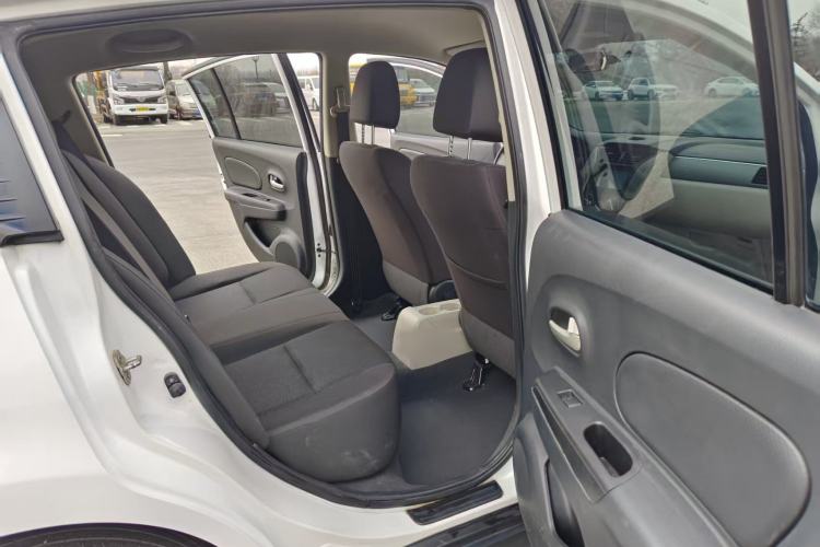 Used Venucia R50 2015 1.6L Manual Fashion Edition Interior 4