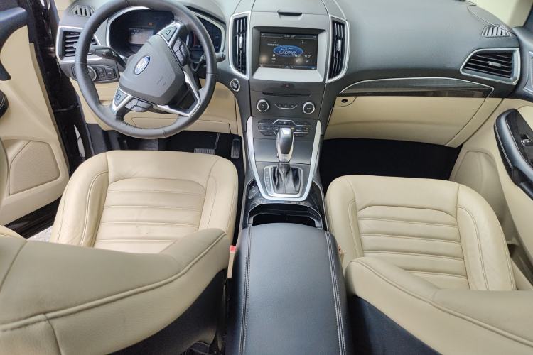 Used Ford Edge 2015 2.0T GTDi 4x4 High-Grade Model Center Console