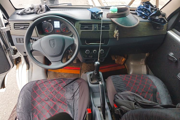 Used Jinbei Hiace X30 2023 1.5L Super-Comfortable Passenger Van 5/6/7-Seater Non-Air-Conditioned Version Model SWC15M Center Console