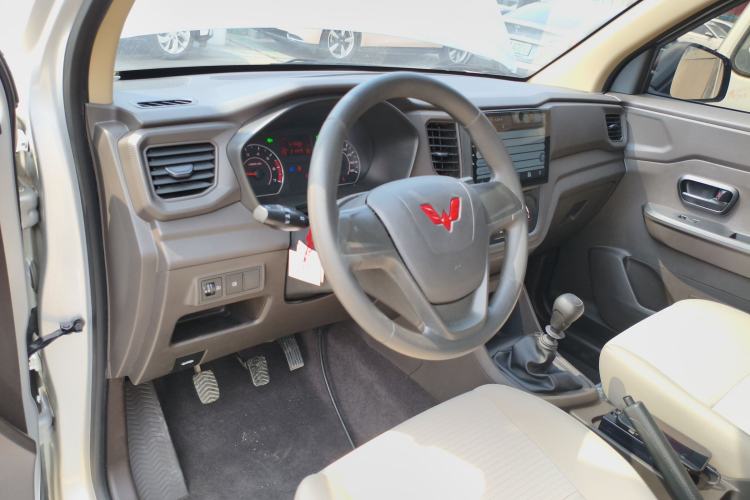 Used Wuling Hongguang V 2022 1.5L Jingqu Edition Enclosed-Window Vehicle with Electric Power Steering LAR
