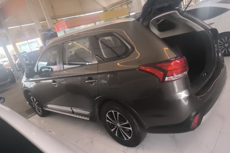 Used Mitsubishi Outlander 2016 2.0L Two-Wheel Drive Comfort Edition 5 Seats
