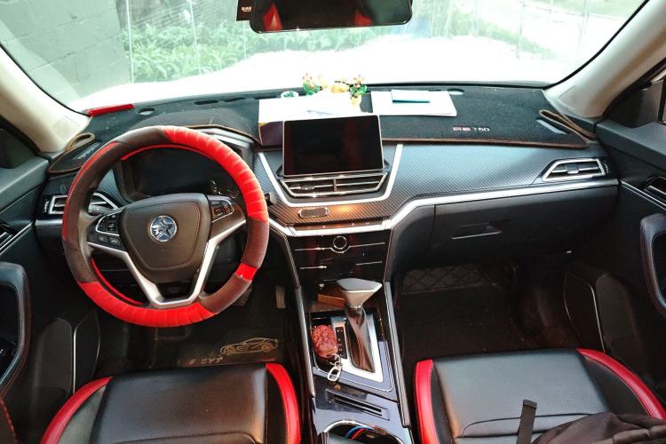 Used Venucia T60 2018 1.6L CVT Smart & Fun Version China V Standard Center Console