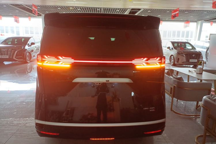 Used Denza D9 2025 DM-i Intelligent Drive 1020 Four-Wheel Drive Prestige Model
