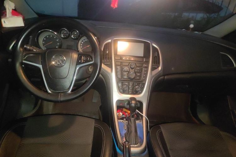 Used Buick GT 2014 XT 1.6L Automatic Fashion Edition Center Console