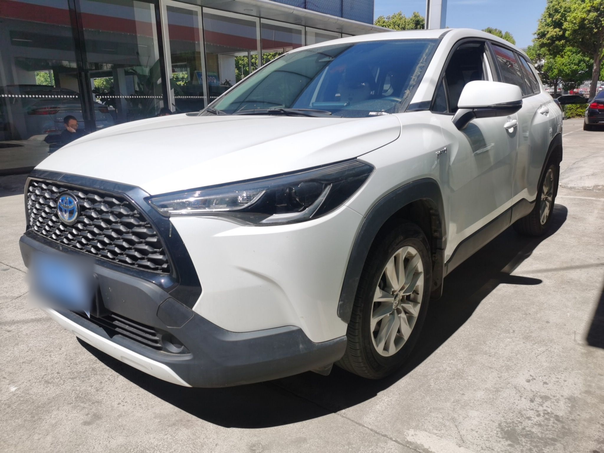 تحت مقدمة السيارة