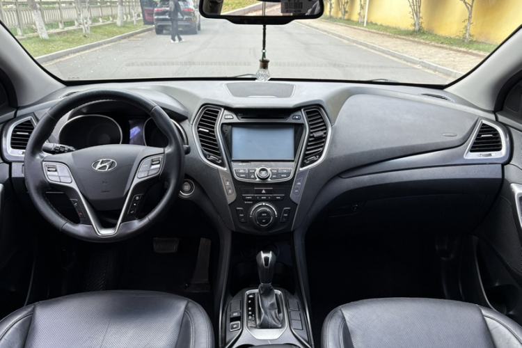 Used Hyundai Santa Fe 2015 2.0T Automatic Two-Wheel Drive Smart Version 5 Seats