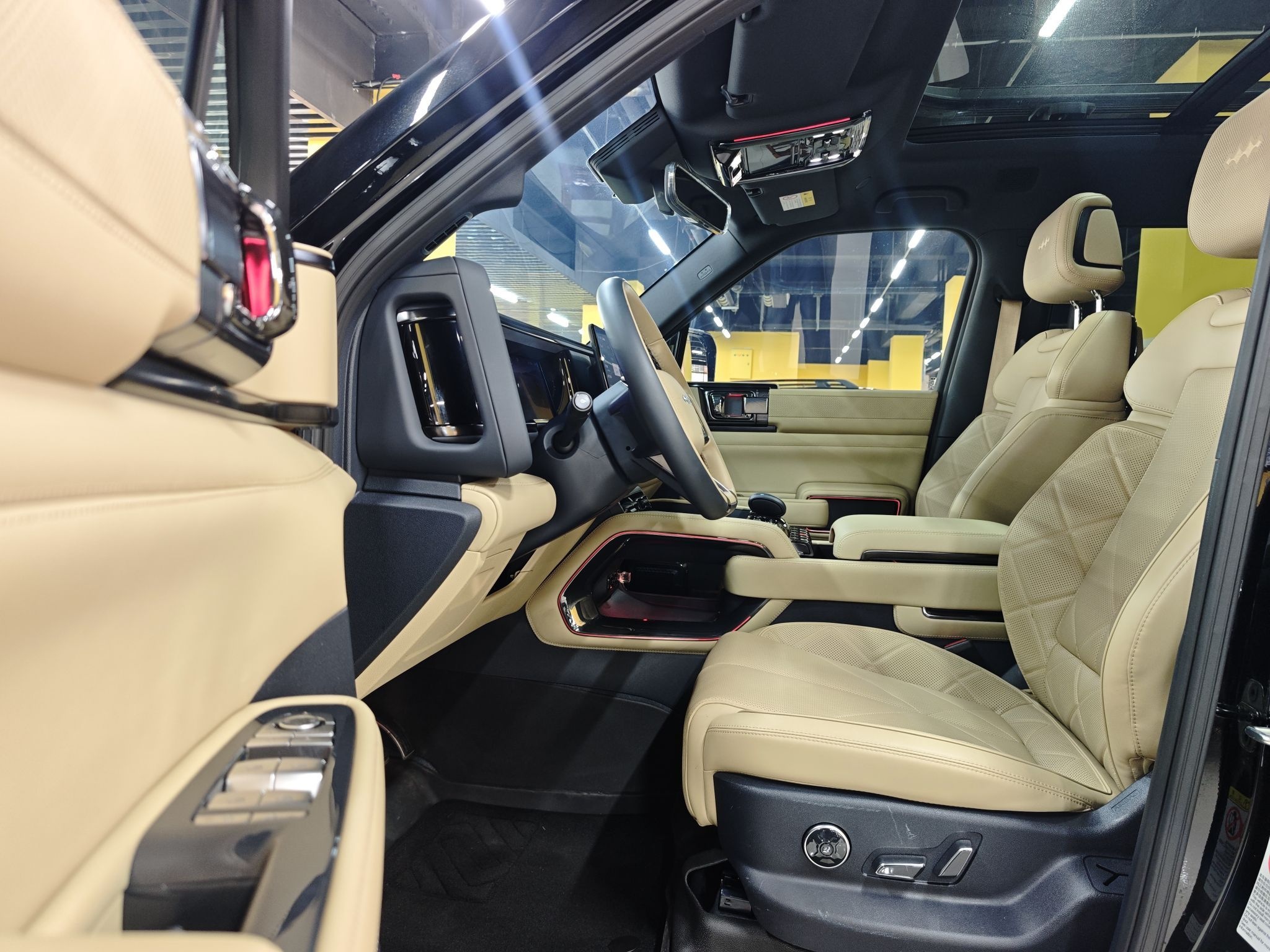 المقاعد الأمامية داخل السيارة