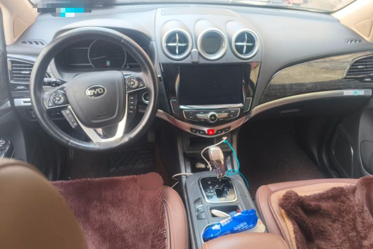 Used BYD S7 2017 2.0T Automatic Prestige Edition Center Console