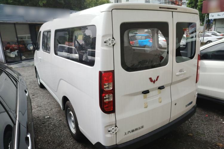 Used Wuling Yangguang 2024 300KM Comfort Version Passenger Van 75kW
