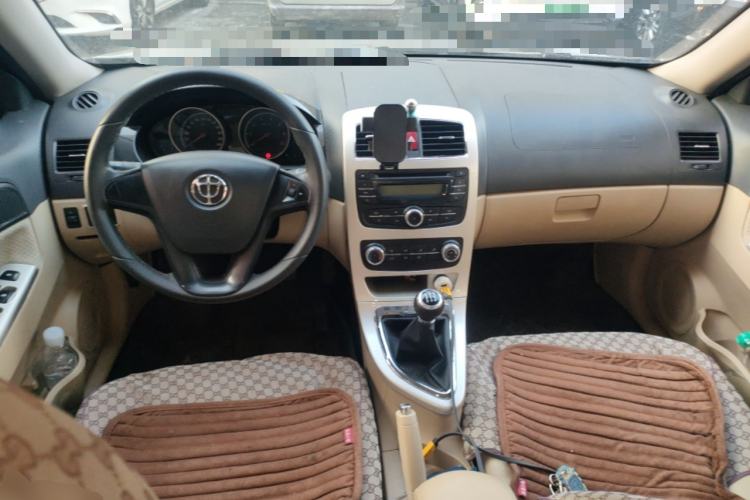 Used Brilliance H330 2013 1.5L Manual Luxury Model Center Console