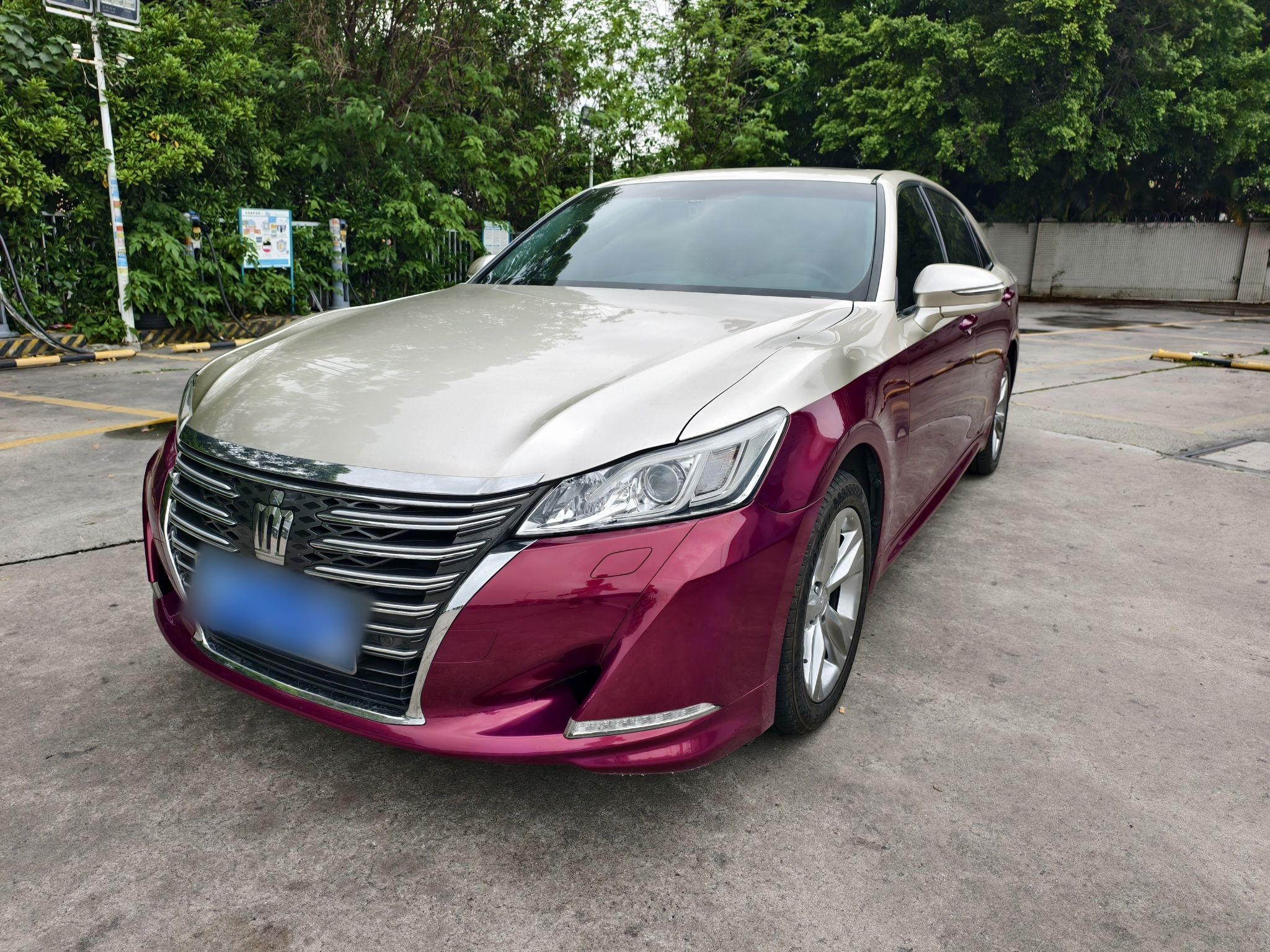 تحت مقدمة السيارة