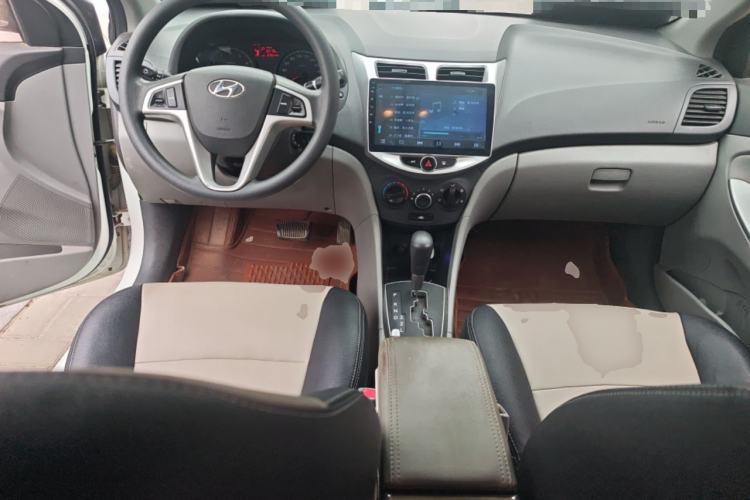 Used Hyundai Verna (older generation) 2014 1.4L Automatic Smart GLS Center Console