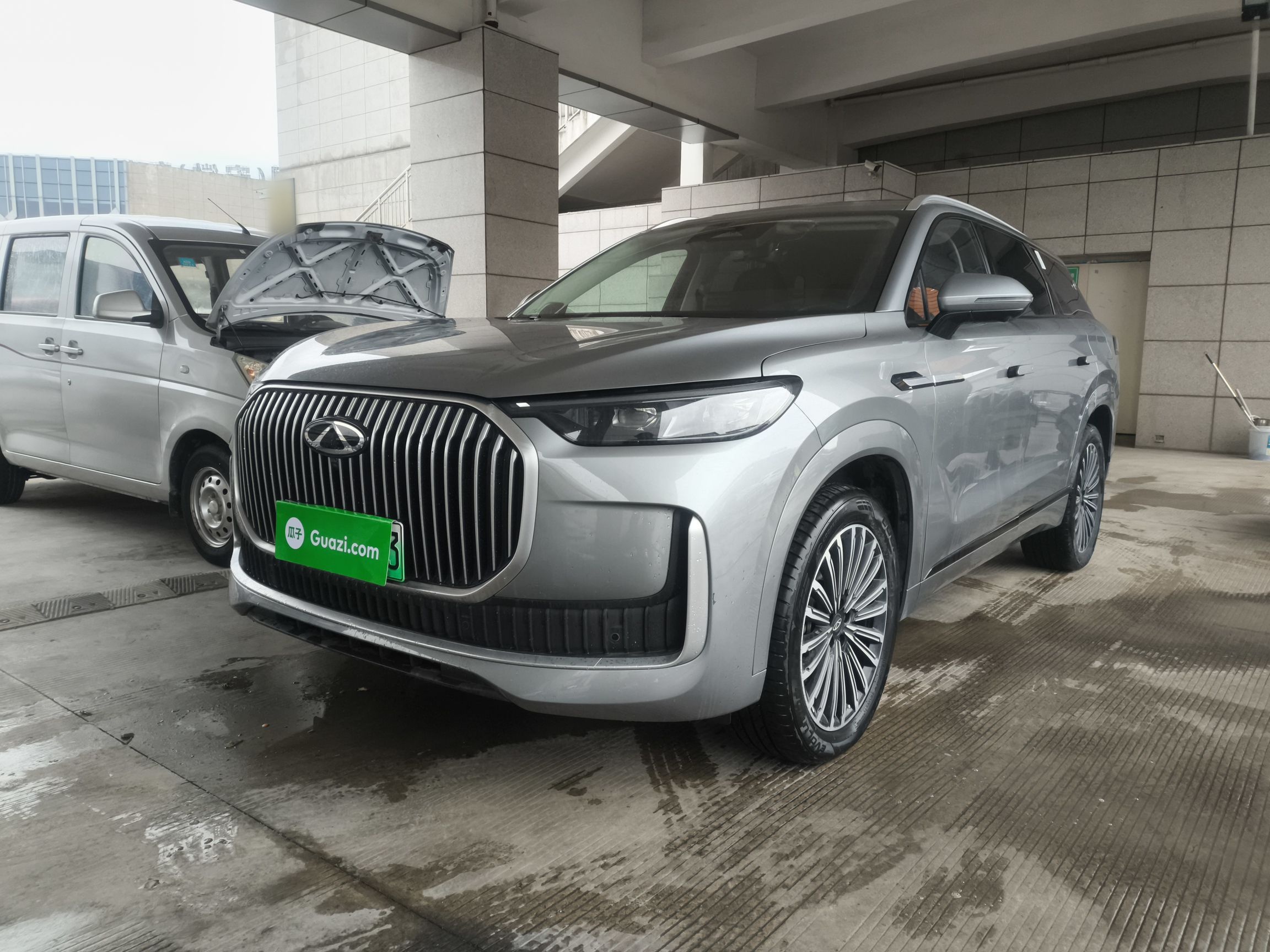 تحت مقدمة السيارة