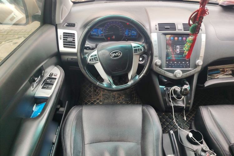 Used BYD S6 2014 2.0L Manual Luxury 5-Seater Steering Wheel