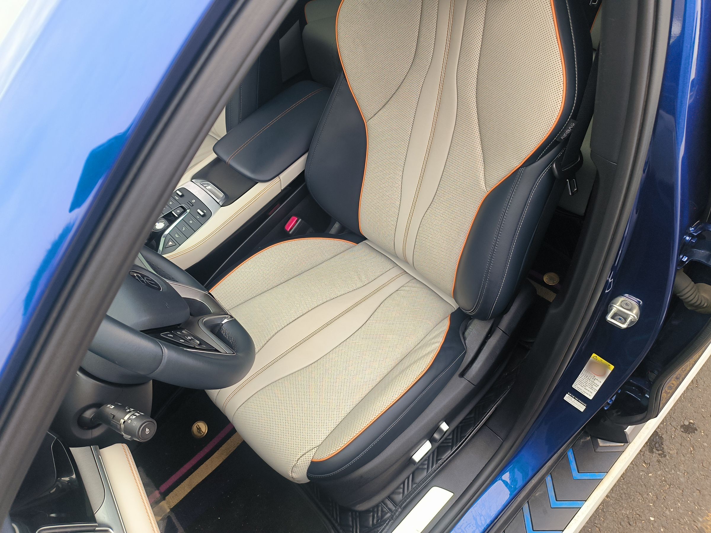 المقاعد الأمامية داخل السيارة