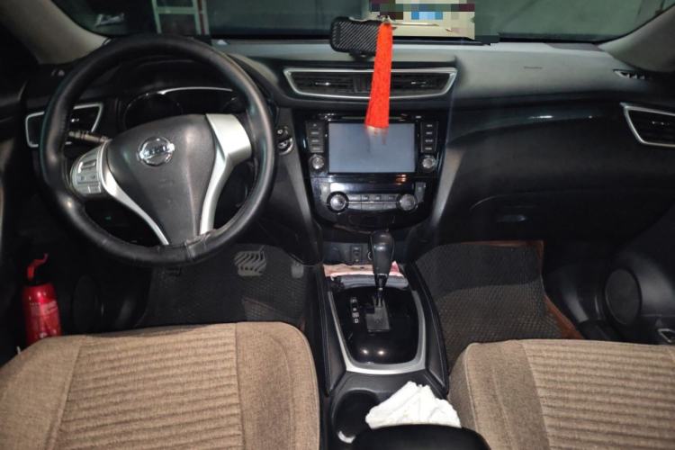 Used Nissan X-Trail 2014 2.5L CVT Leading Edition 4WD Center Console