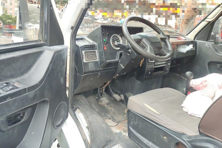 Used Iveco Daily 2017 2.8T V35 Box Truck 3 Seats 43S5