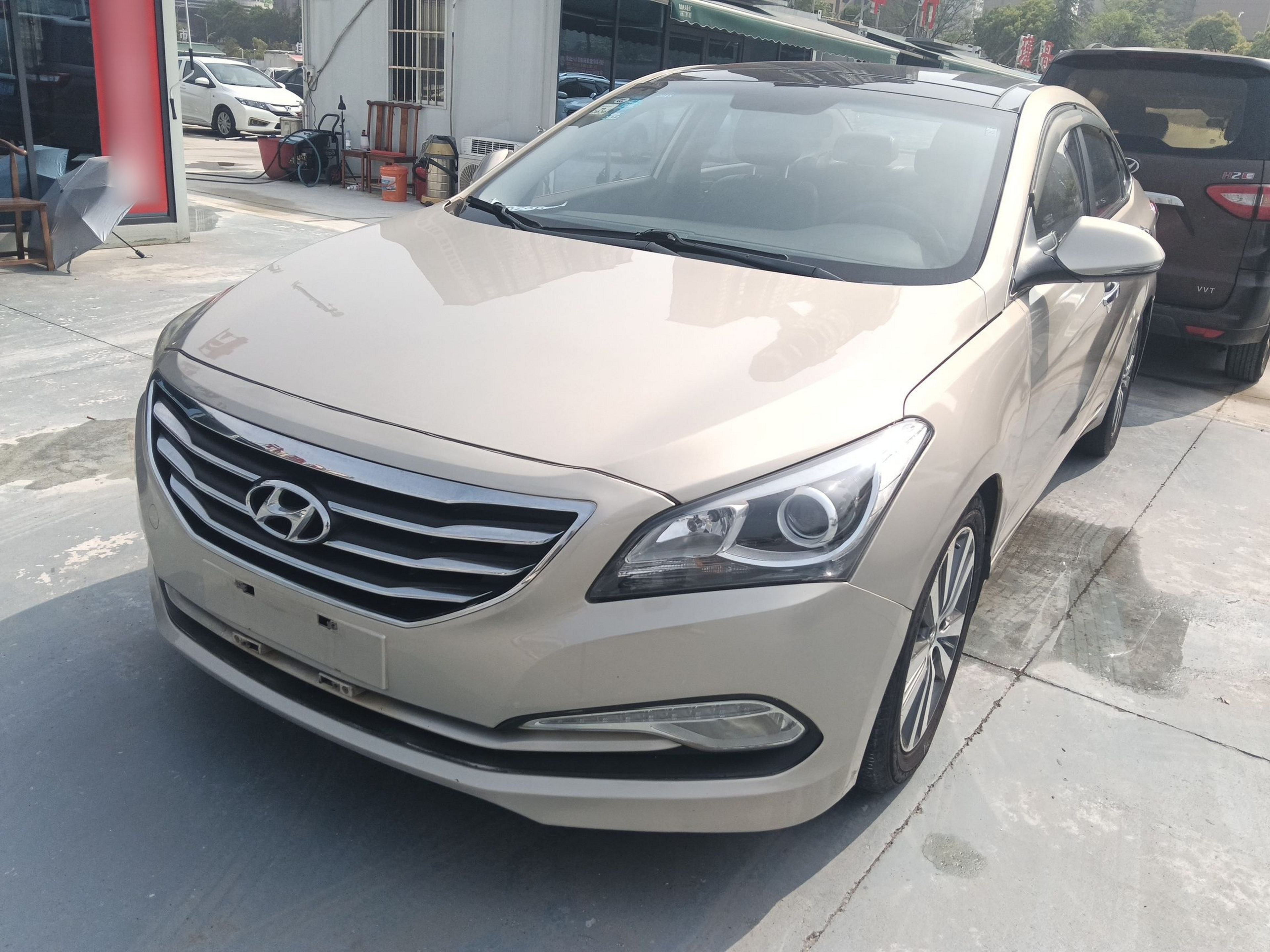 تحت مقدمة السيارة