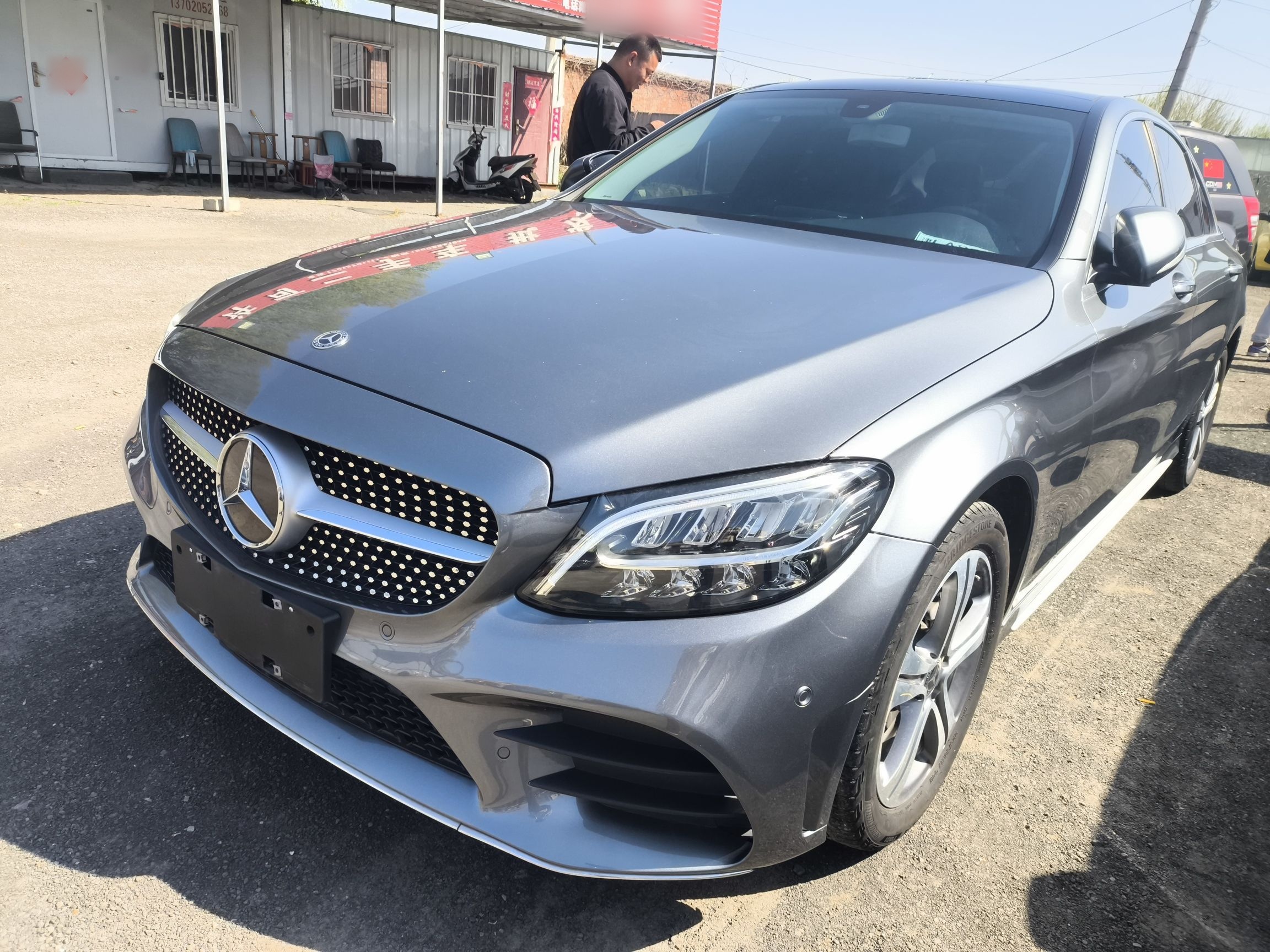 Под передней частью автомобиля