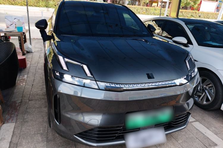 Used Lynk & Co 08 EM-P 2025 120km Long-Range Halo Exterior 1