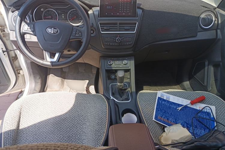 Used Bestune X40 2018 Internet Celebrity Edition 1.6L Manual Connected Smart Cool Type Center Console