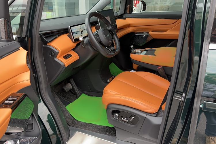 Used Geely Galaxy LEVC L380 2024 140-Degree 6-Seater All-Wheel-Drive Ultra