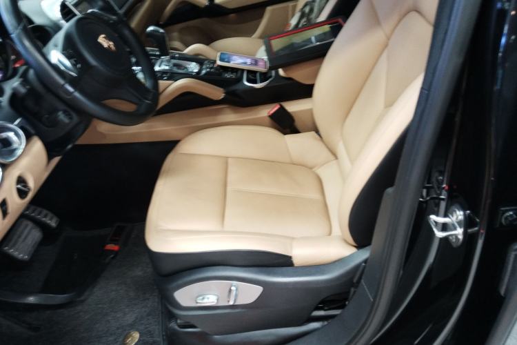 Used Porsche Cayenne 2014 Cayenne Platinum Edition 3.0T Left Front Seat